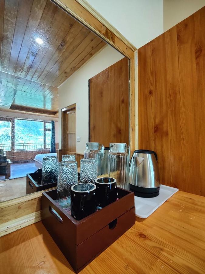 The Woodpecker Inn & Cafe, Jibhi Exterior photo