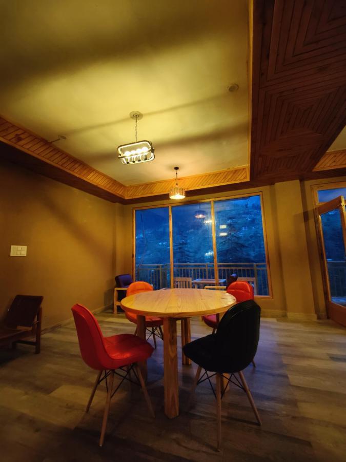 The Woodpecker Inn & Cafe, Jibhi Exterior photo