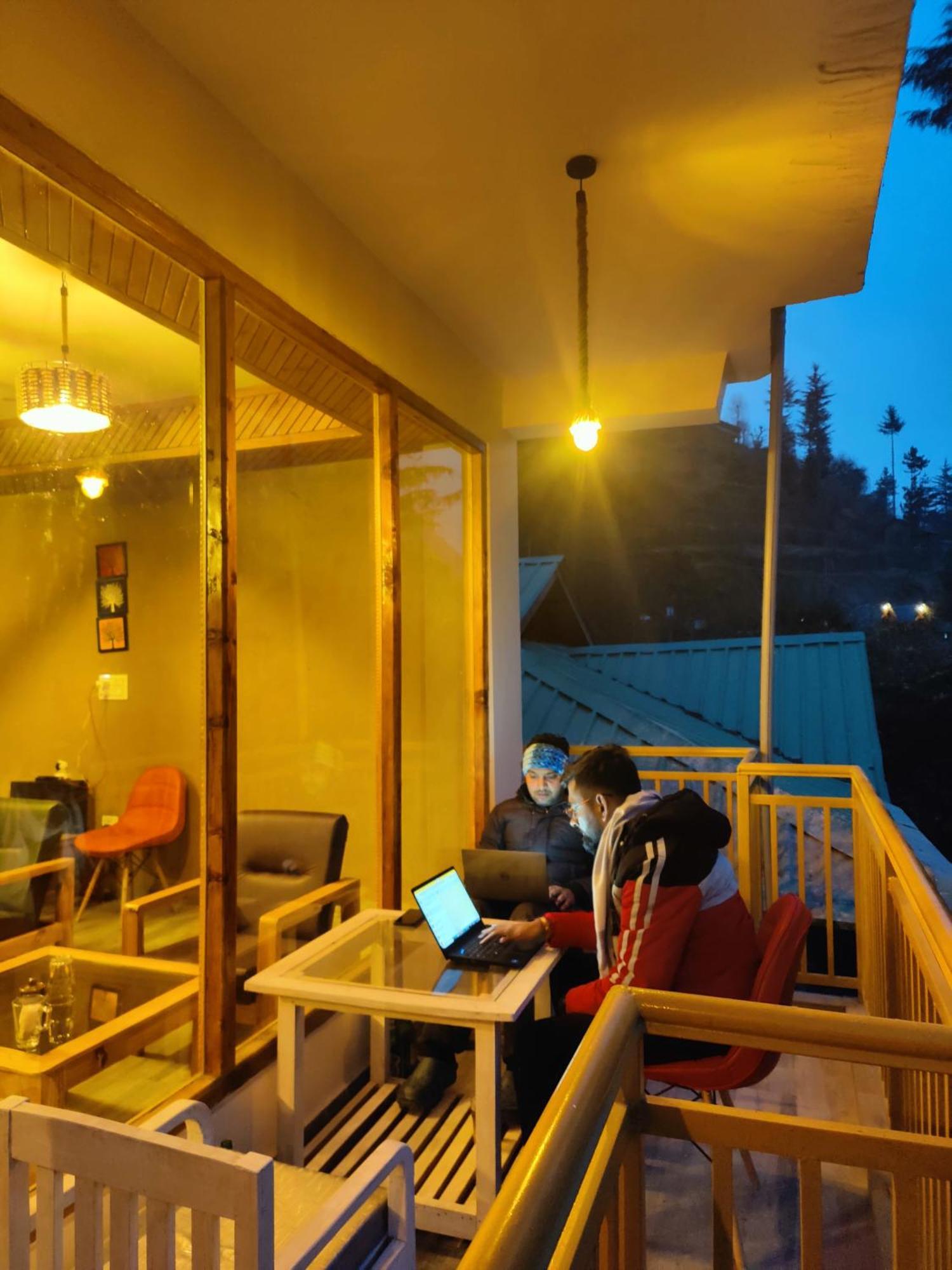 The Woodpecker Inn & Cafe, Jibhi Exterior photo